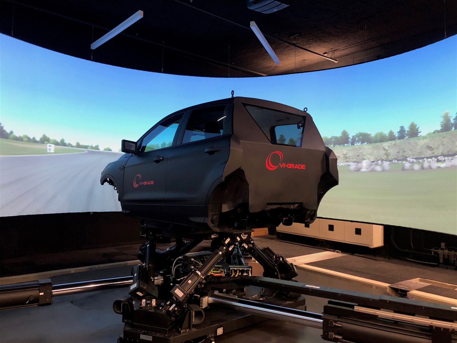 2-simcenter-detroit-dim250-handling-cockpit.jpg