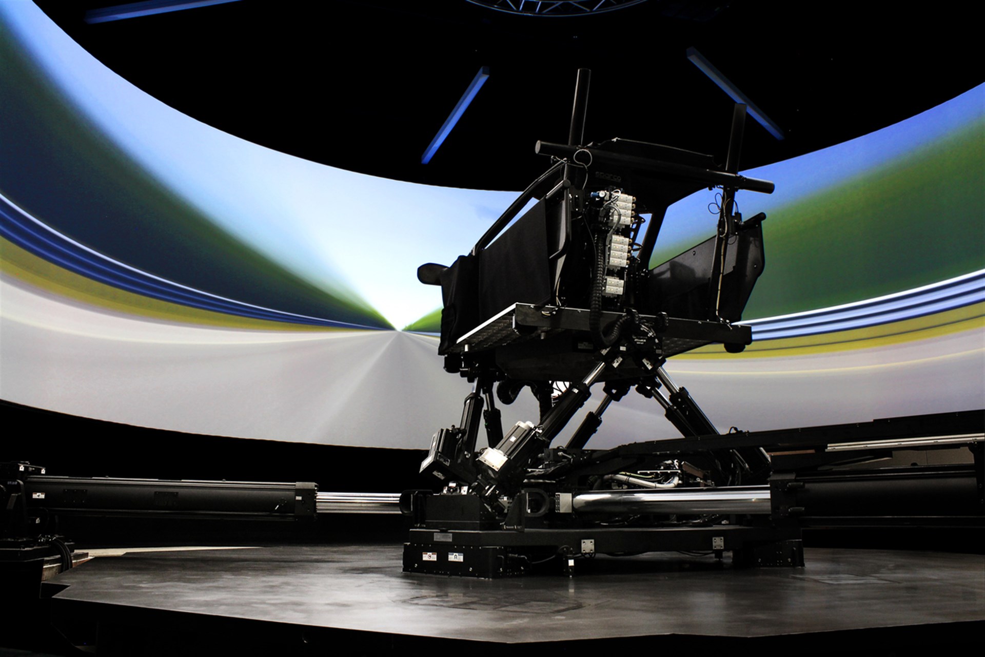 3-simcenter-detroit-dim250-configurable-cockpit.jpg